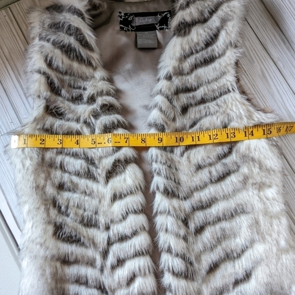 Daytrip Open Front Faux Fur Vest In Gray Black and White Size XS - Picture 14 of 15